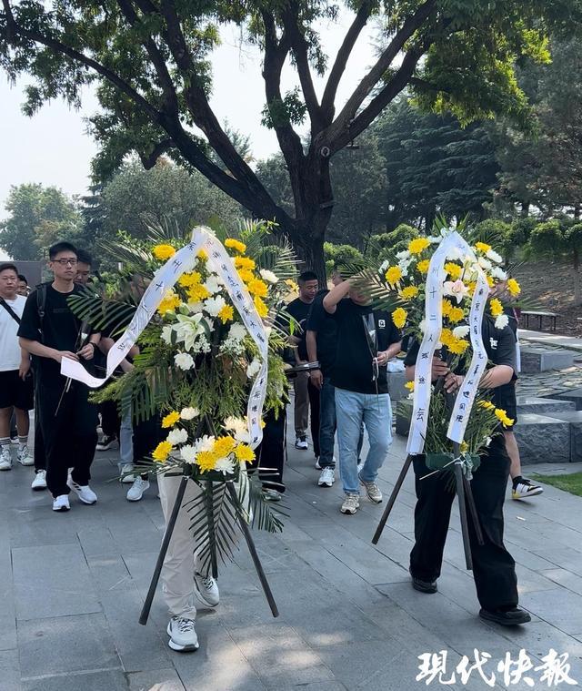 苏超赛前徐州球迷集体前往侵华日军南京大屠杀遇难同胞纪念馆，缅怀并敬献鲜花